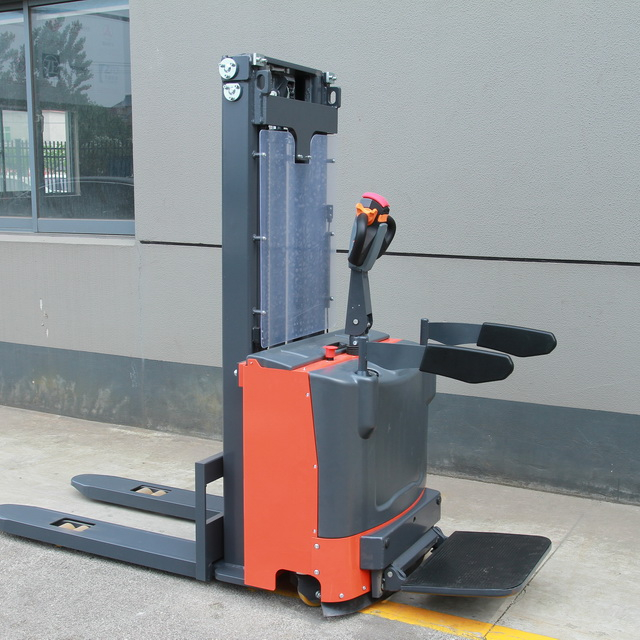 CL15E Leistungsstarker, vollelektrischer Reachstacker-Gabelstapler mit Standrad und klappbarem Pedal